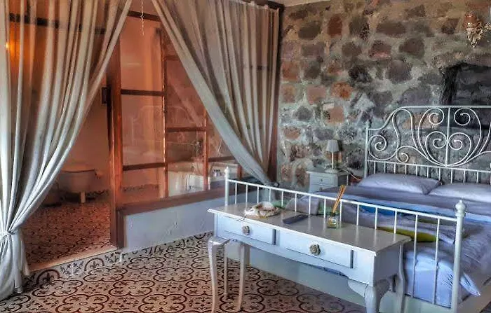 Gülnar Sultan Taş Konak Dikili